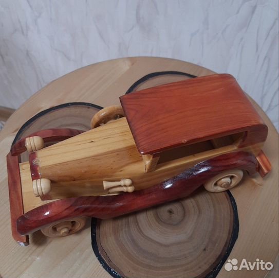 Деревянная ретро машина