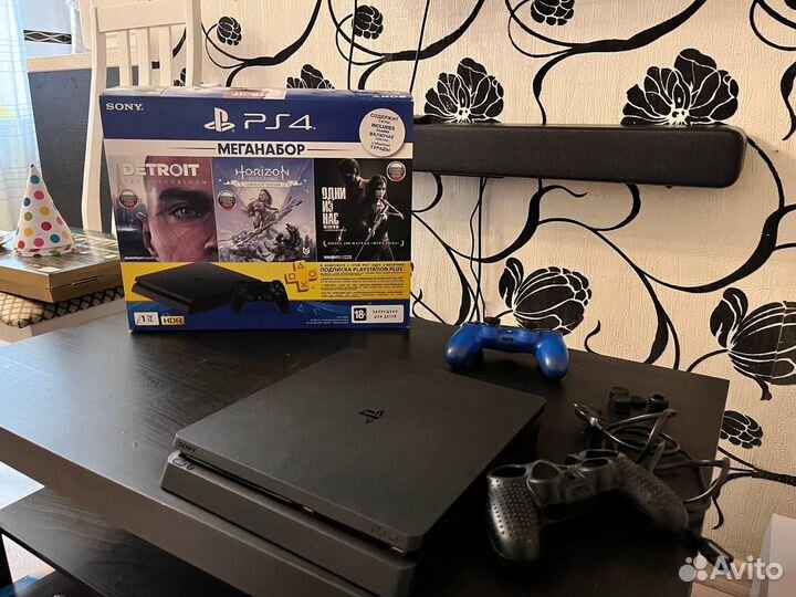 Sony Playstation 4 Slim 1 TB с синим геймпадом