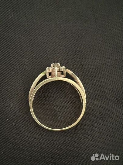 Золотое кольцо с бриллиантом