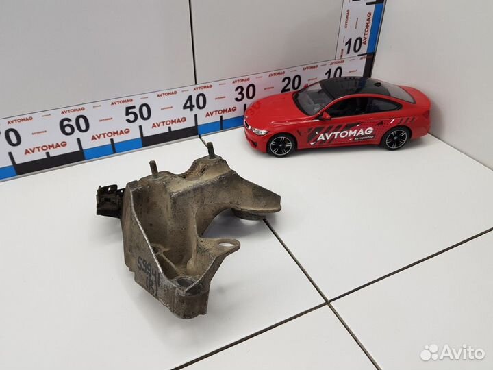 Кронштейн опоры двигателя правый (Audi A4)
