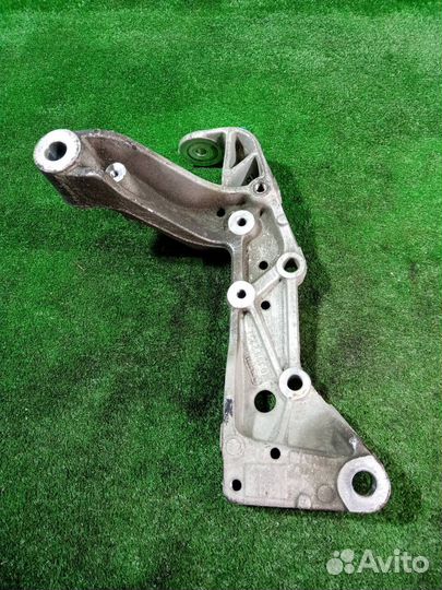 Кронштейн передний левый Volkswagen Golf 6 cavd