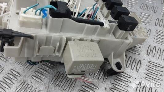 Блок предохранителей toyota RAV 4 ZCA2 (YNI15M101)