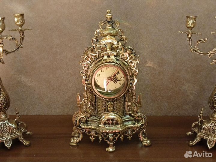 Бронзовые подсвечники и часы