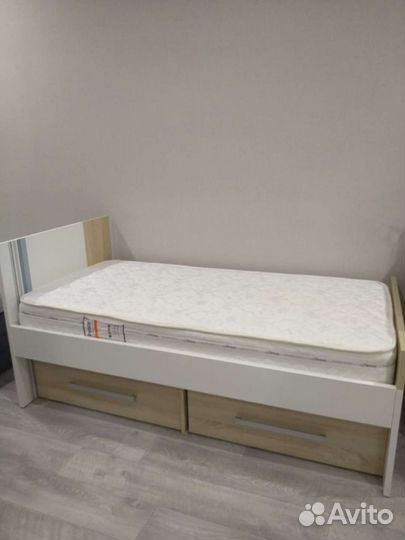 Кровать,матрас,полка