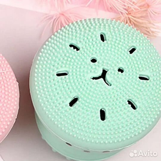 Щетка для чистки лица со встроенным спонжем