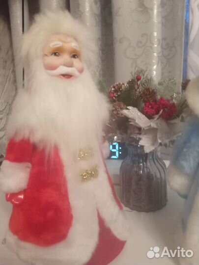 Дед мороз и снегурочка под елку