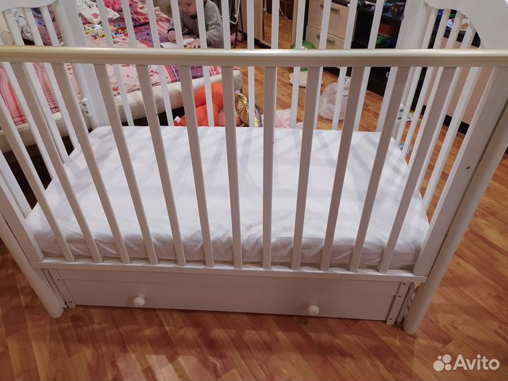 Детская кроватка с поперечным маятником