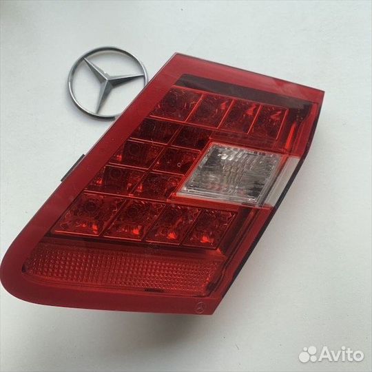 Фонарь в багажник правый Мерседес w212