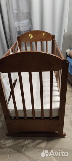 Детская кроватка и комод