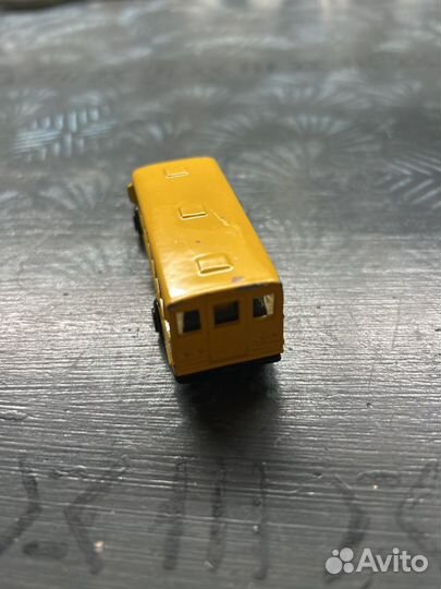 Модель автомобиля шлольный автобус maisto