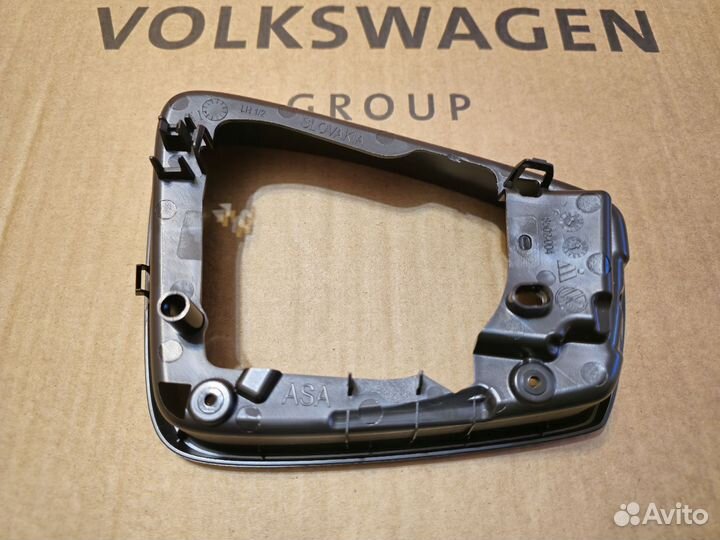 Рамка левого зеркала Тигуан 2