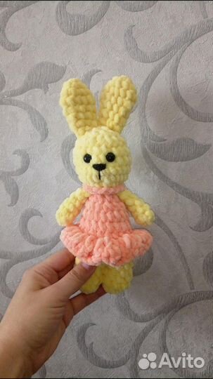Зайки (вязаные игрушки)