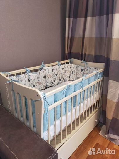 Детская кроватка с маятником и ящиком