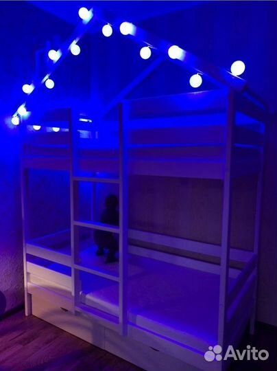 Двухъярусная кровать домик
