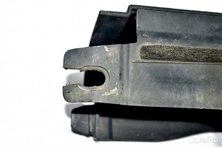 Пластиковая накладка под лобовым стеклом средняя ч