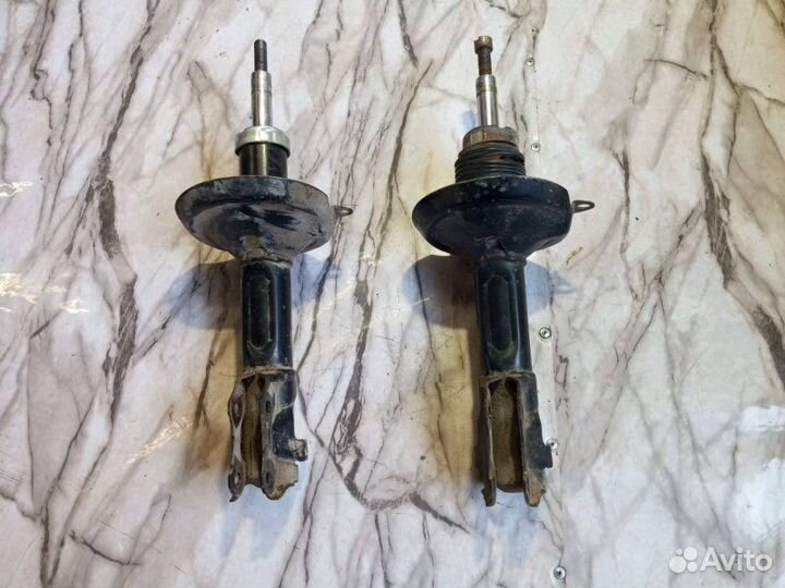 Стойка амортизатора Volkswagen Passat B3 1988