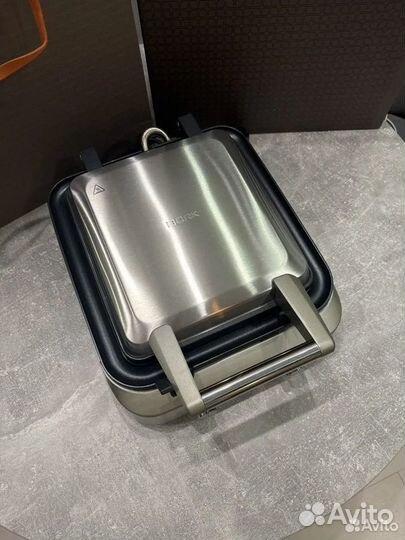 Вафельница Bork g702