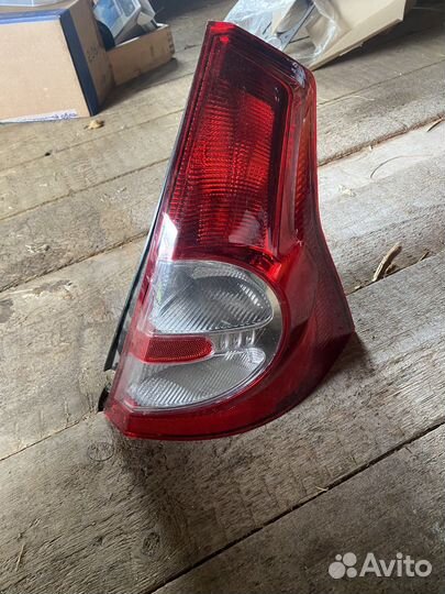 Задний правый фонарь renault sandero