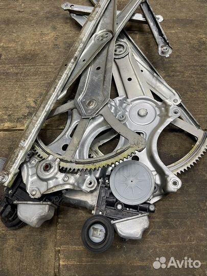 Стеклоподьемник Toyota Land Cruiser 200