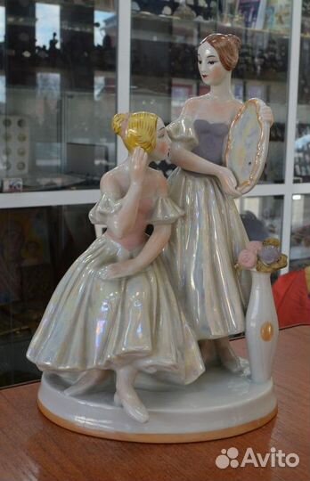 Фарфоровая статуэтка балерины перед выступлением