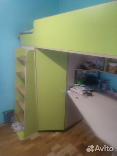 Детская кровать со столом и шкафом