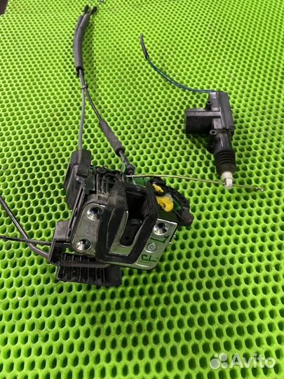 Замок двери передний левый Hyundai Solaris 2011-20