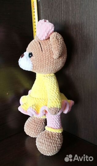 Мягкая плюшевая вязаная медведица