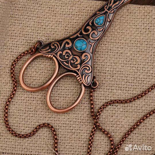 Винтажные швейные ножницы в ножнах