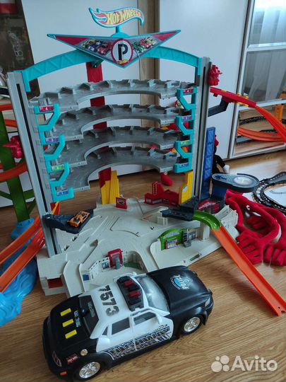 Hot wheels парковка гараж + трек