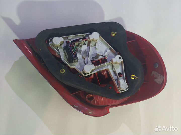 Задняя права toyota avensis