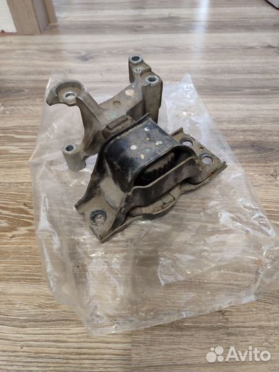 Подушка двигателя правая Nissan XTrail T31