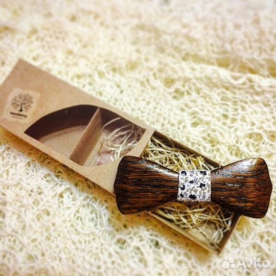 Галстук-бабочка из дерева