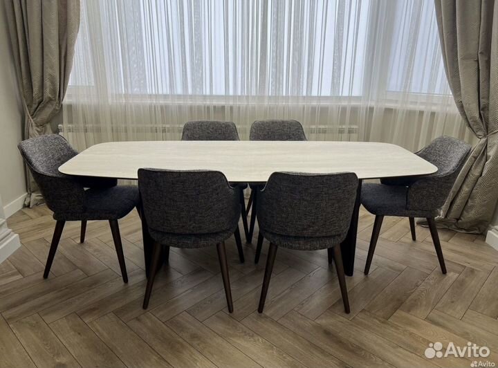 Стол со стульями в гостинную