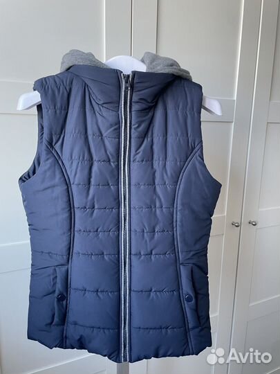 Жилетка женская р.46 с капюшоном