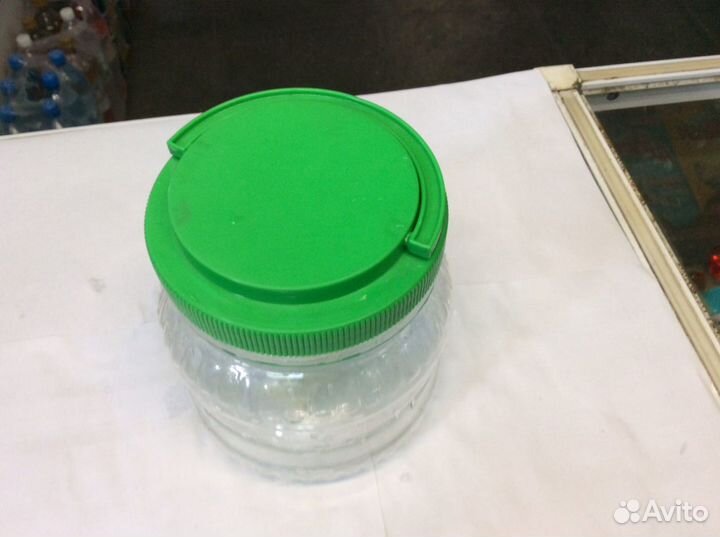 Банка пластмассовая с крышкой