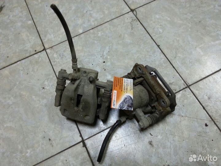 Суппорта тормозные зад правый Toyota Avensis T250