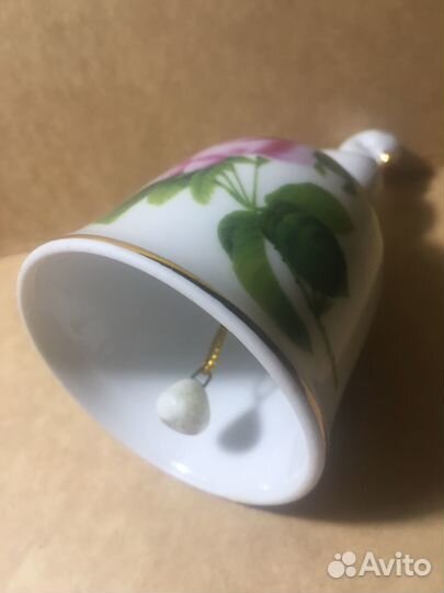 Фарфоровый колокольчик с лебедем