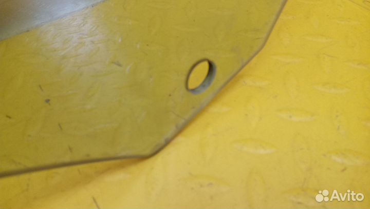 Стекло двери передней правой Q5