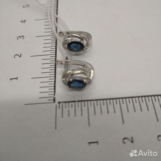 Золотые серьги с бриллиантом