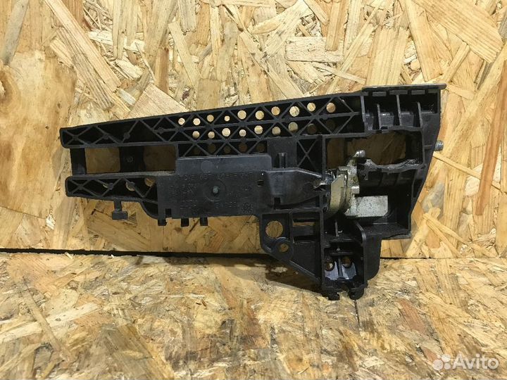 Кронштейн ручки двери передней правой Audi A4 B8