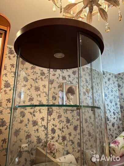 Стеклянная витрина с подсветкой