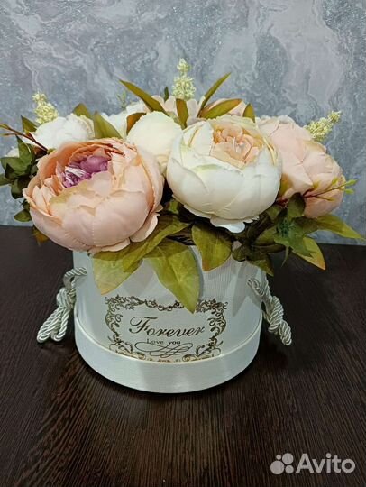 Композиция из искусственных цветов