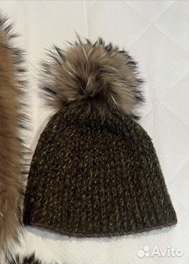 Шапка с помпоном из енота