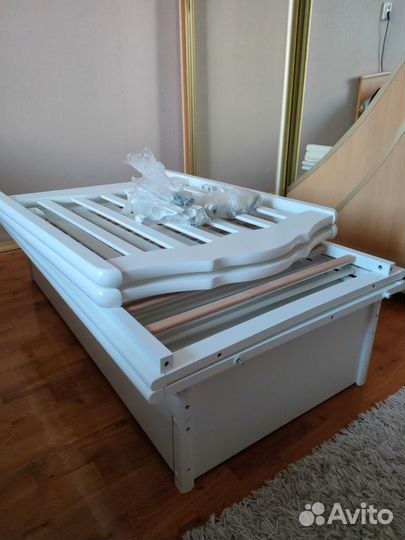 Детская кроватка с универсальным маятником