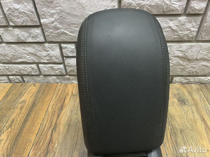Opel zafira C Подлокотник