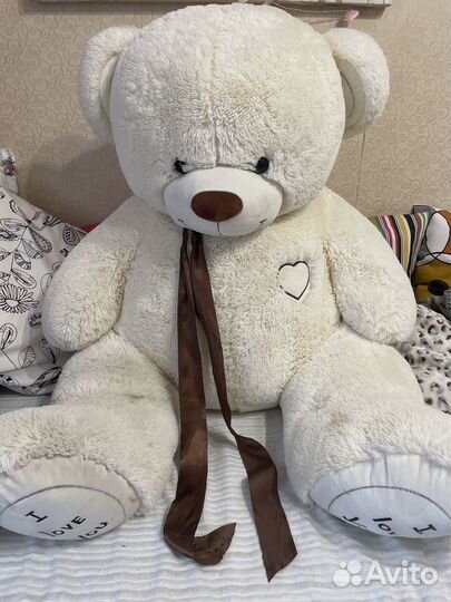 Большой плюшевый медведь