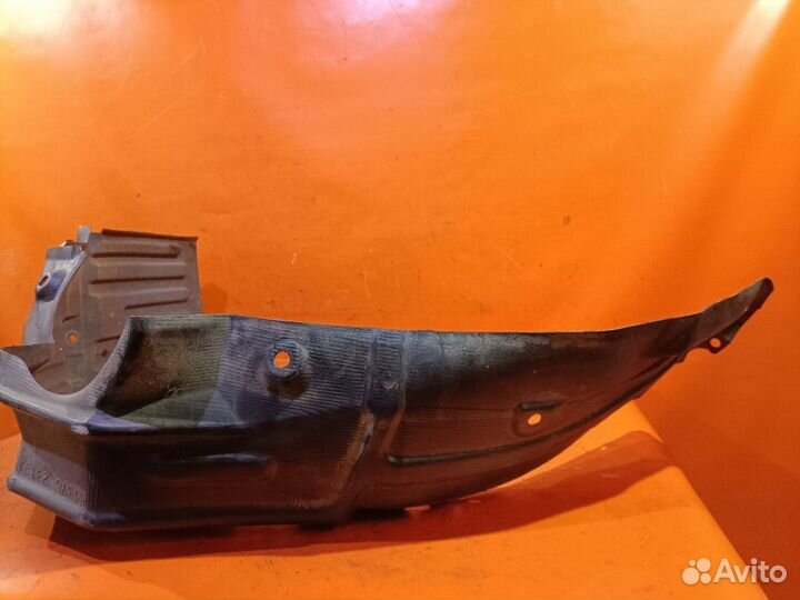 Подкрылок Toyota Voxy AZR60G передний левый