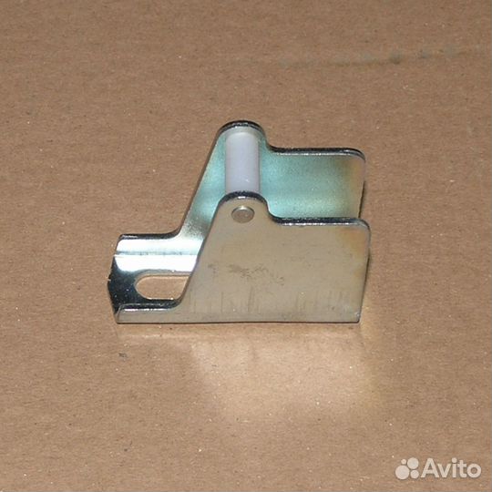 Личинка замка панели капота