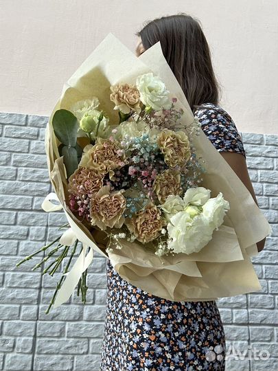 Букет из эустомы гипсофилы и диантусов