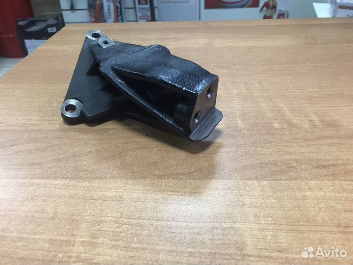 Кронштейн правый крепления двигателя largus